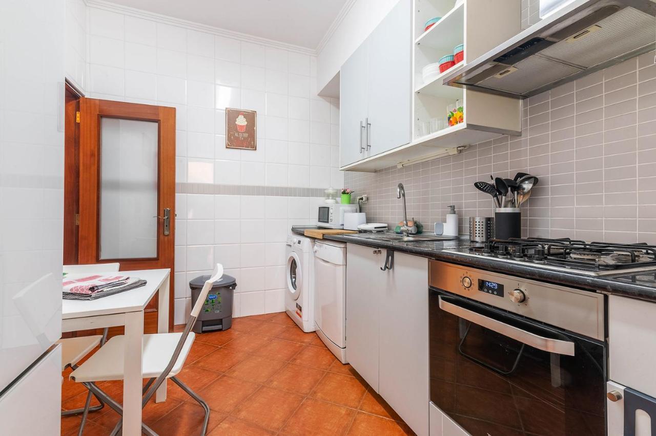 Alm- Spacious. Sunny. Patio. Quiet Area. Fast Wifi Lisbon Bagian luar foto