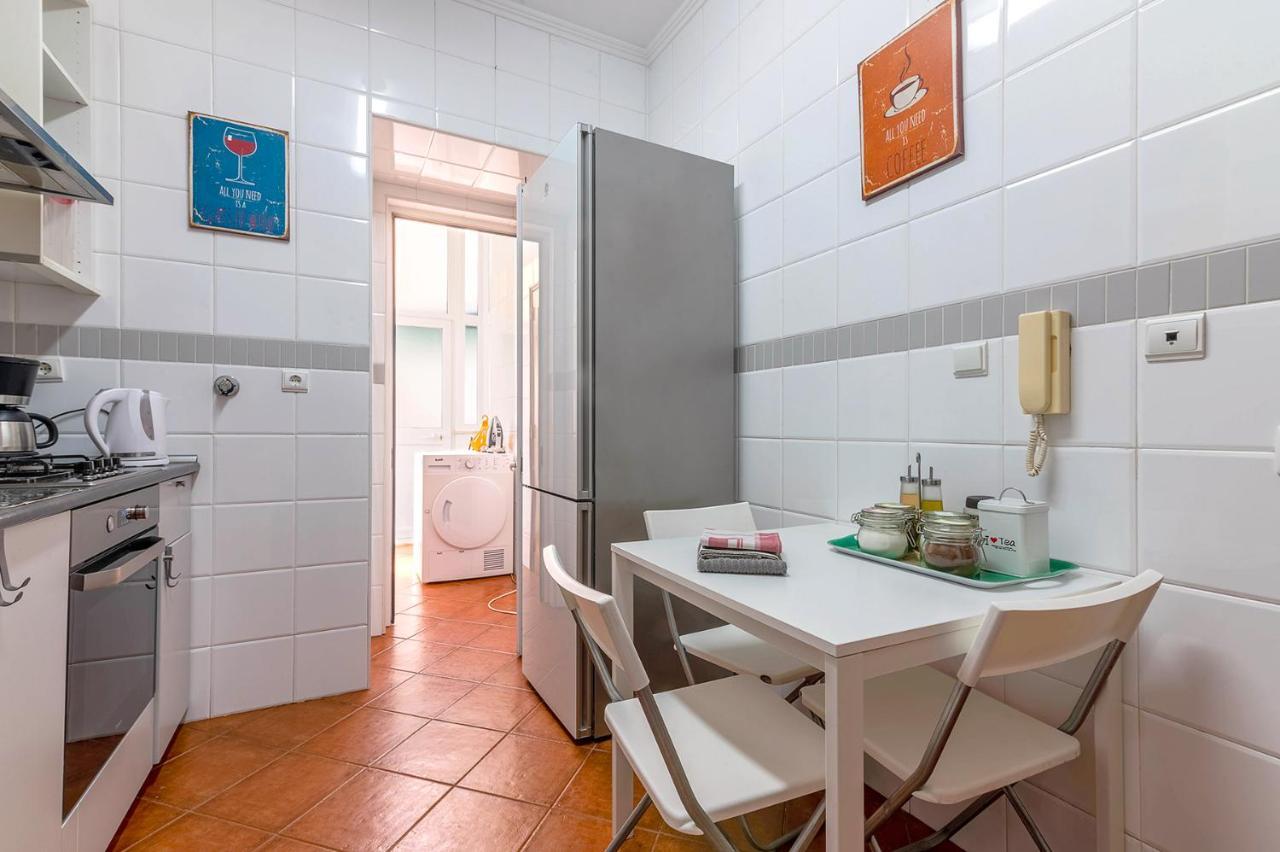 Alm- Spacious. Sunny. Patio. Quiet Area. Fast Wifi Lisbon Bagian luar foto